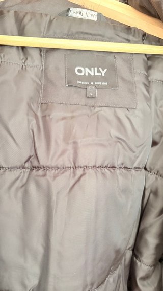 Chaquetón Only negro con capucha