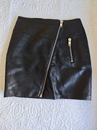 Minifalda negra con cremallera