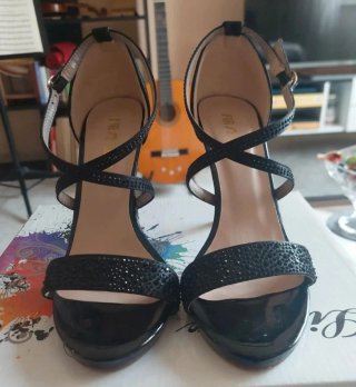 Décolleté nero con brillantini n.37