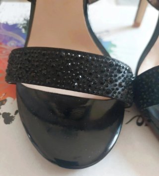 Décolleté nero con brillantini n.37