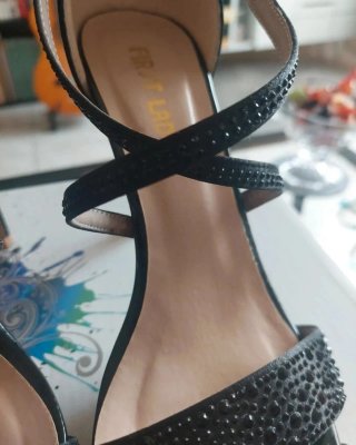 Décolleté nero con brillantini n.37