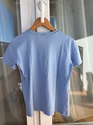 Camiseta azul con estampado de sol y luna
