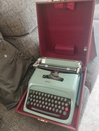 Máquina de escribir antigua maletín