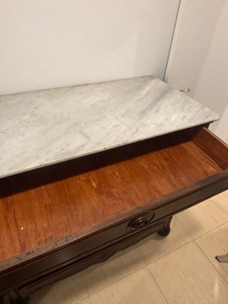 Cajonera de madera con tapa de mármol