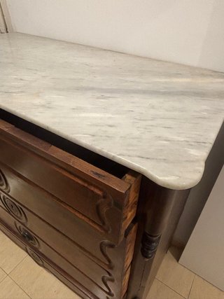 Cajonera de madera con tapa de mármol