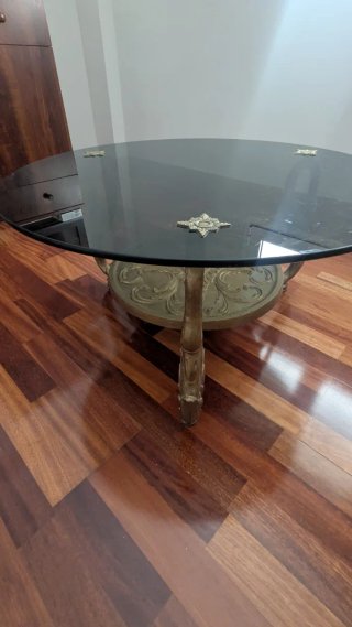 Mesa de centro cristal y metal dorada.