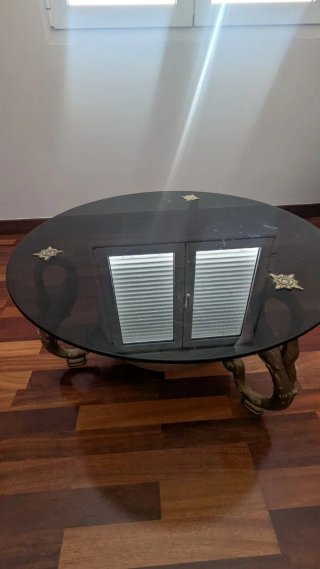 Mesa de centro cristal y metal dorada.