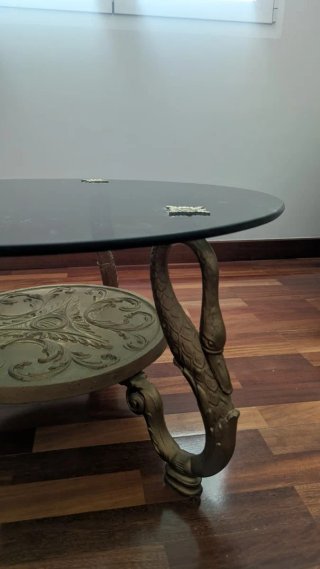 Mesa de centro cristal y metal dorada.