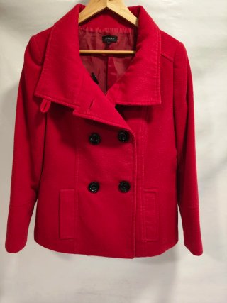 Americana mujer roja