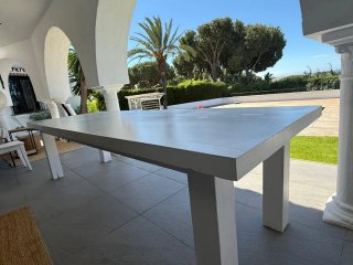 Mesa de comedor de piedra y madera