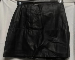 Falda mini cuero sintético con cadena