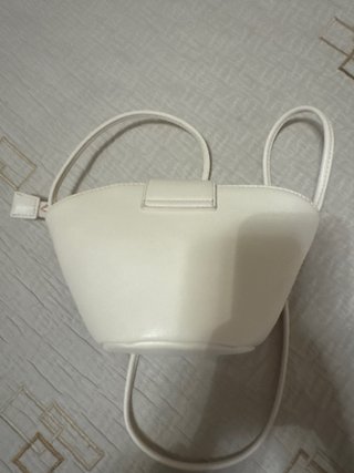 Bolso dorado y blanco