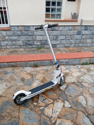 Patinete eléctrico blanco