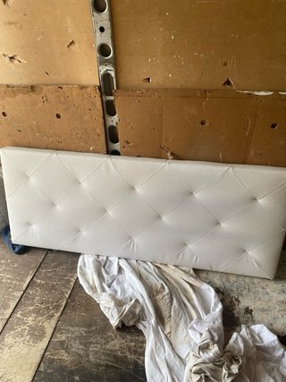 Cabecero de cama capitoné blanco