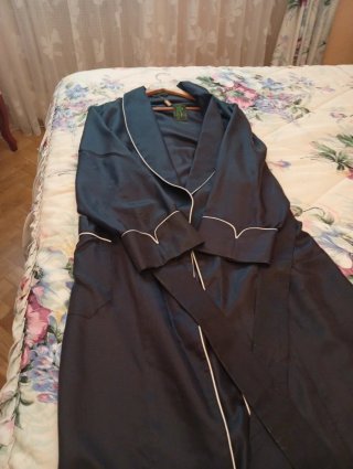 Bata de seda azul marino nueva