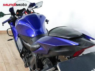 YAMAHA R7