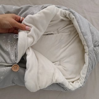 Saco de bebé gris con estrellas