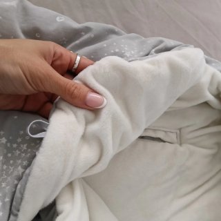 Saco de bebé gris con estrellas