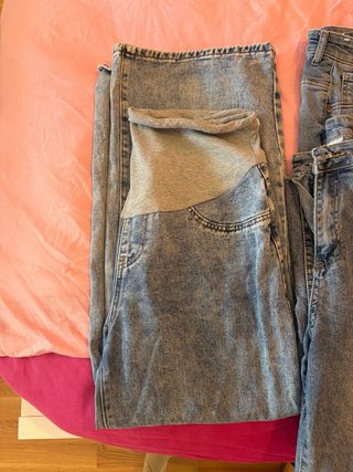 Pantalones premamá vaqueros y negros.