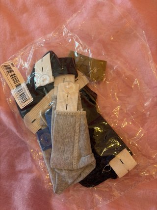 Pantalones premamá vaqueros y negros.