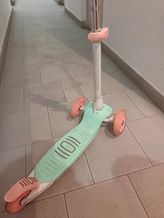Patinete infantil, regalo casco