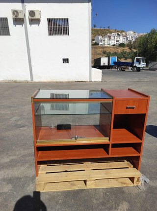 Mostrador de tienda con cristal y cajón