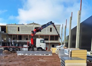 Camión Volvo con grúa HMF 8520