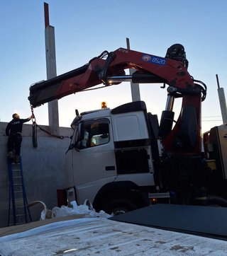 Camión Volvo con grúa HMF 8520