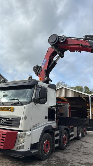 Camión Volvo con grúa HMF 8520