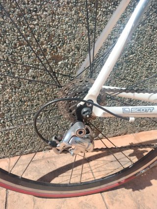 Bicicleta de carretera Scott blanca