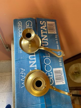 Palmatoria de metal dorada. Diámetro 11 cms.