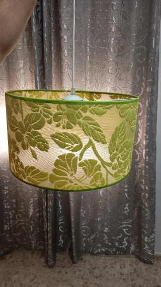 Lámpara de tela verde y amarilla