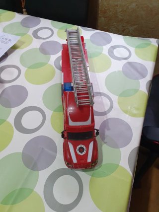 Camión de bomberos rojo con escalera