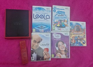 Consola Nintendo Wii con sus cables mando y juegos