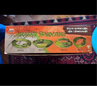 Pista Jurassic Adventure con dinosauri