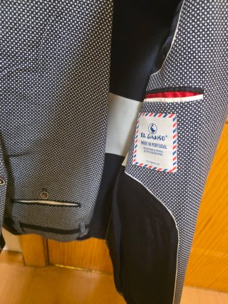 Traje de caballero azul y blanco