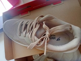 Deportivas beige y blancas mujer