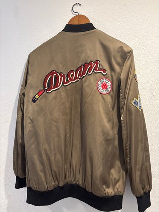 Cazadora bomber con parches