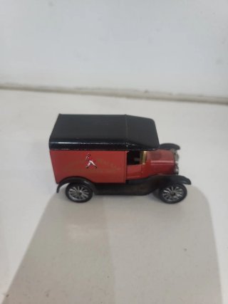 Camioncino di whisky giocattolo Johnnie Walker Rosso