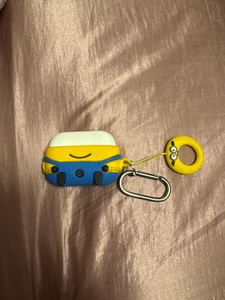 ENCONTRADOS. Airpods con funda Minion