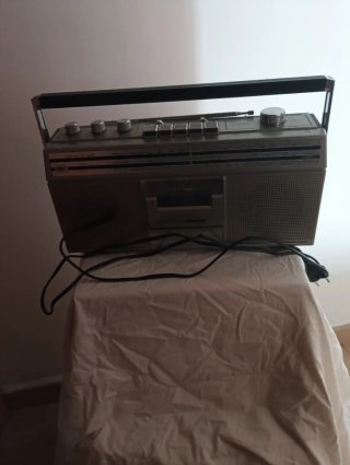 Radio Cassette Vintage Plata y Negro