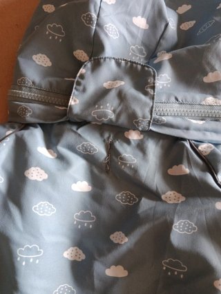 Chubasquero para perro con nubes