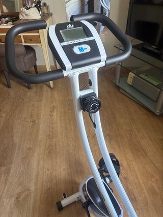 Bicicleta estática con respaldo