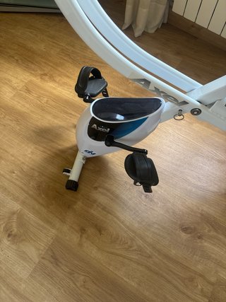 Bicicleta estática con respaldo