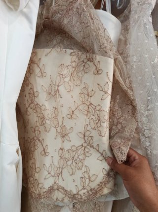 Abiti da sposa beige e bianco