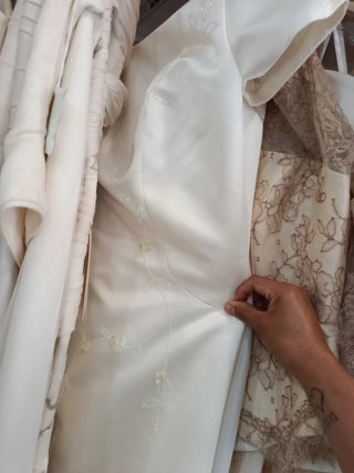Abiti da sposa beige e bianco