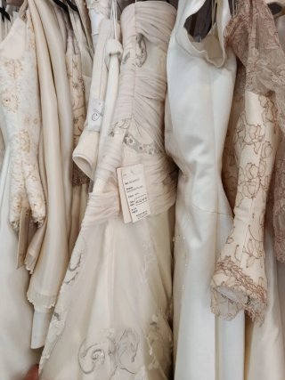 Abiti da sposa beige e bianco