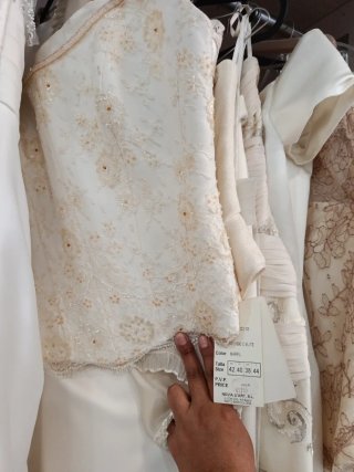Abiti da sposa beige e bianco
