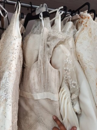 Abiti da sposa beige e bianco