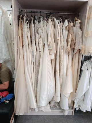 Abiti da sposa beige e bianco